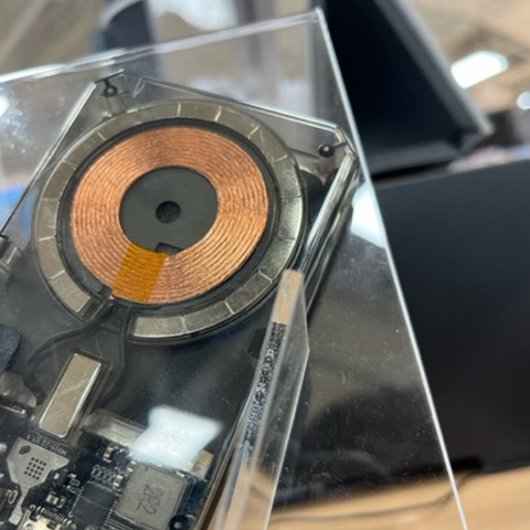 MagSafe対応、3台同時充電可能!メカ好きに贈るスケルトンモバイルバッテリー